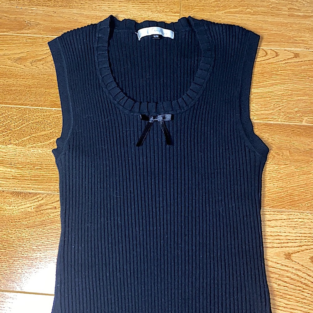 David Findlay black knit top in size medium